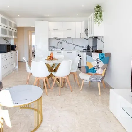 아파트 L28 Californie 1min Walk Sea 3bdr/ Ac & Balcony